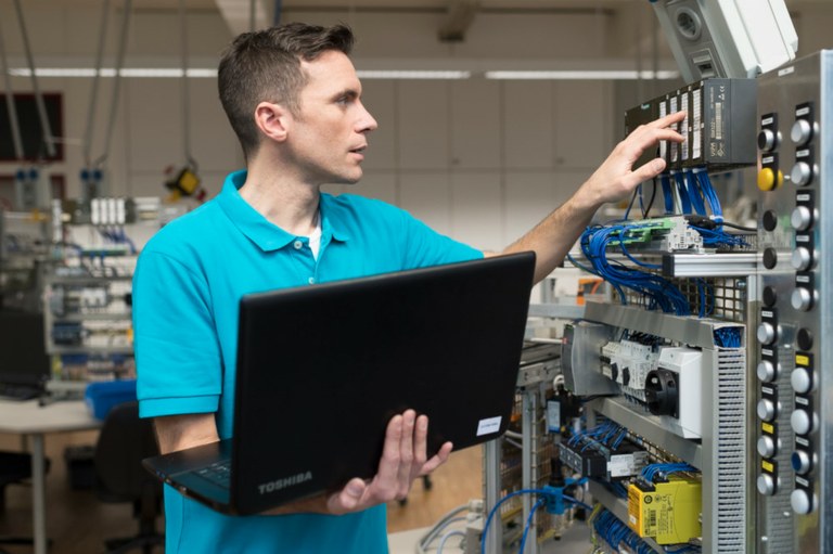 Banner Elektroniker*in für Automatisierungstechnik