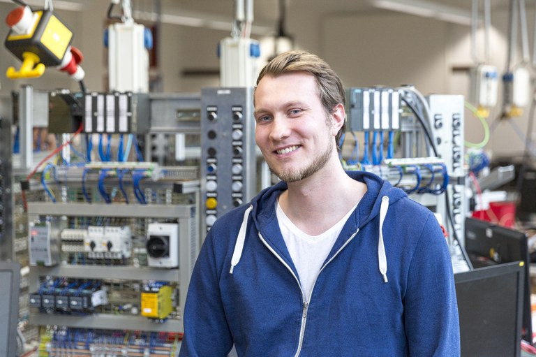 Banner Elektroniker*in für Betriebstechnik