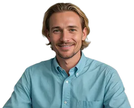 Junger Mann mit Hemd und blonden Haaren